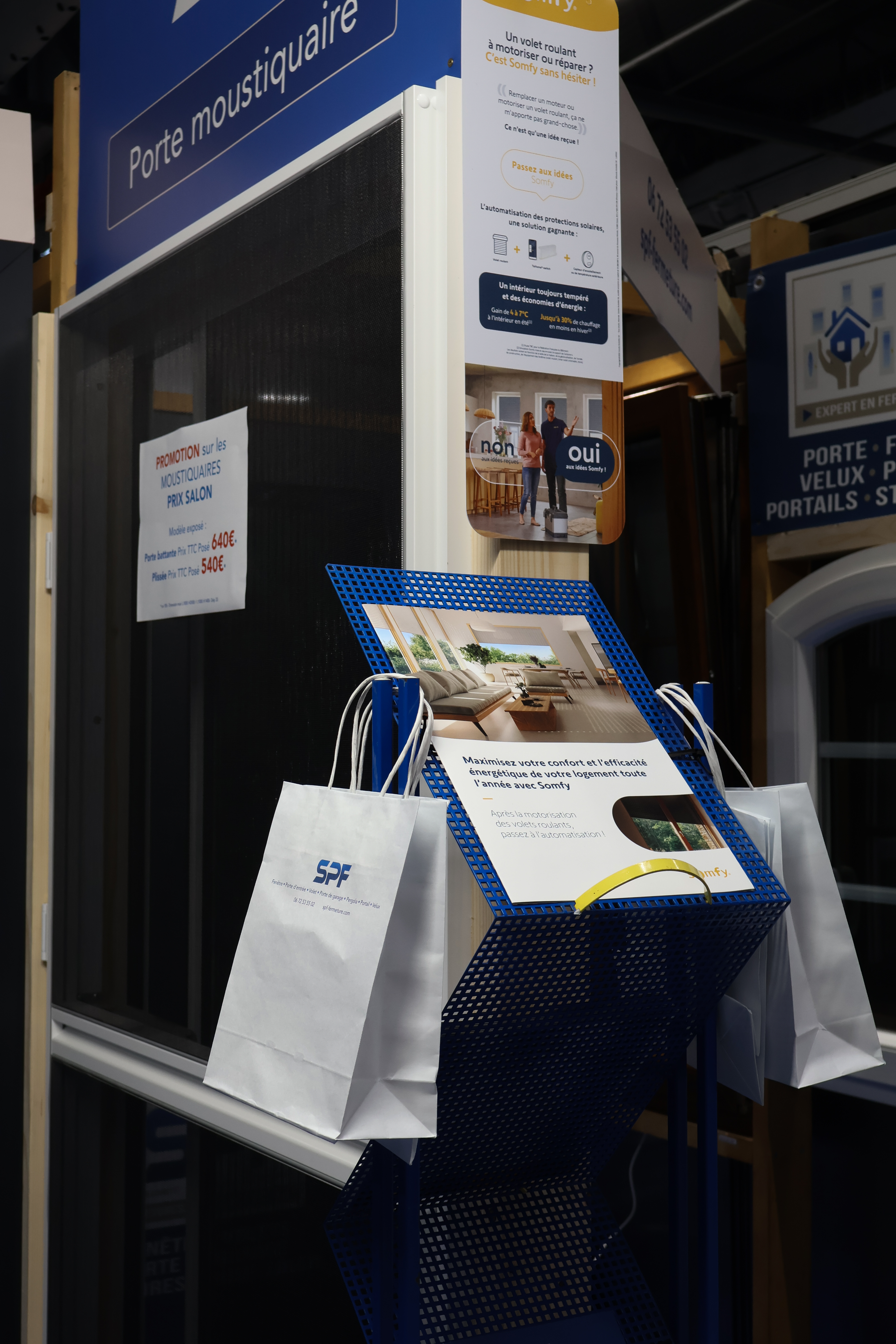 SPF — Salon stand gauche